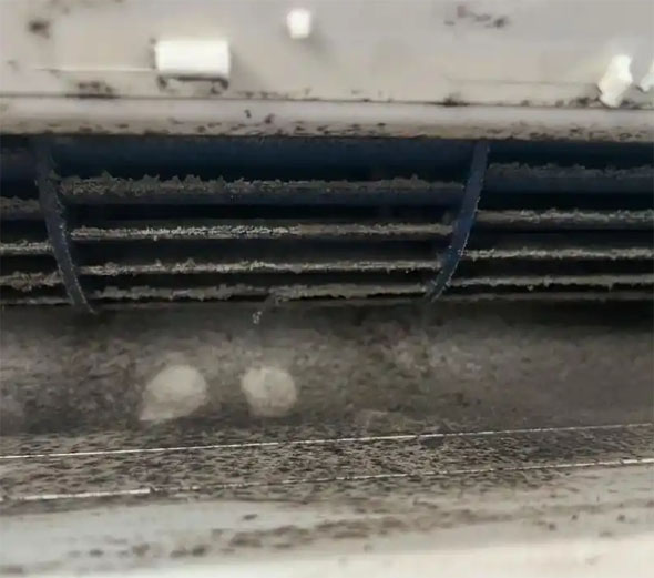 大余空调吹的风有股烧焦味是怎么回事